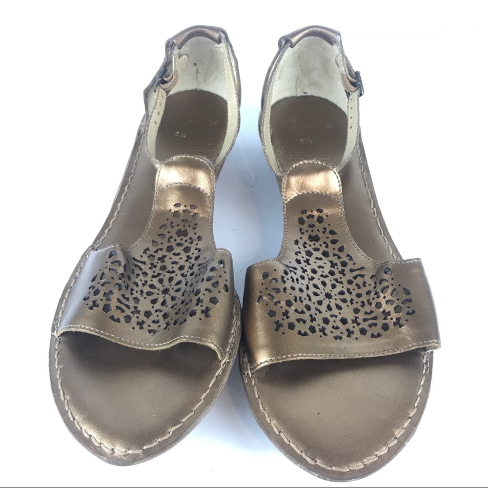 Clark’s Sandals Gold Cut-outs Buckle Strap 311.116